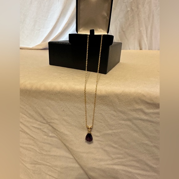 14k gold pear shaped 2.5 Cttw Amethyst pendant with yellow chain - Picture 2 of 3